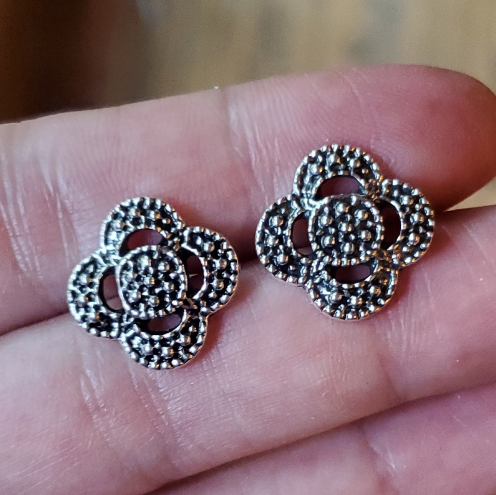 NWOT Silver Quatrefoil Clover Stud Earrings - Picture 2 of 6